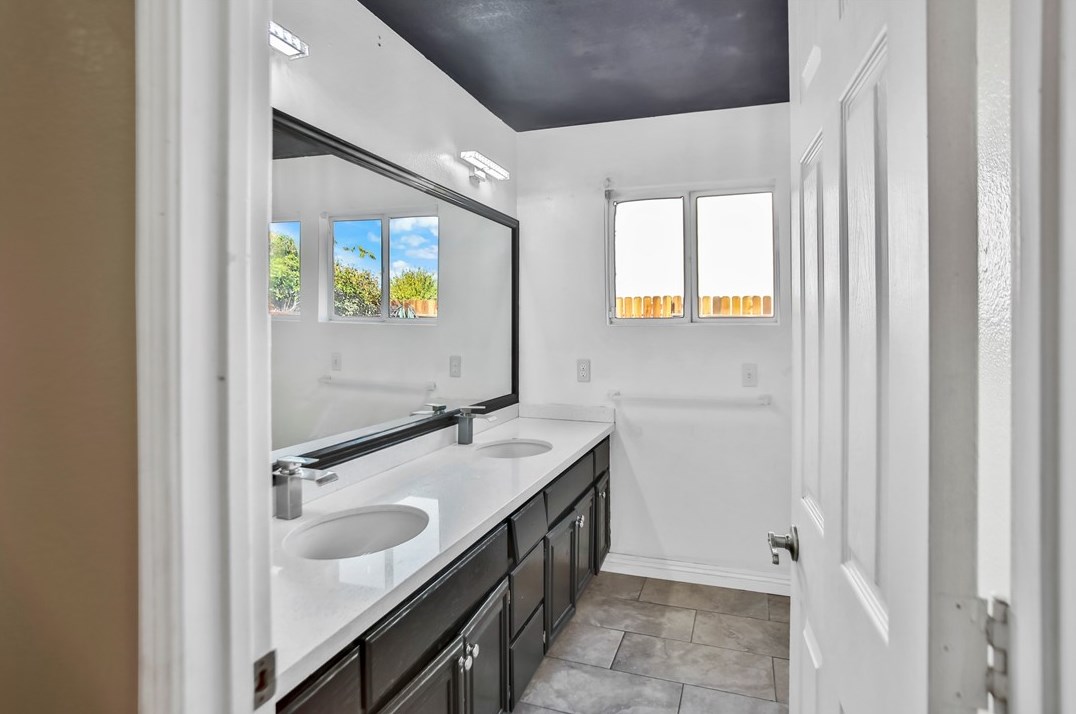 12390 Iroquois Rd, Apple Valley CA  92308-6890 exterior