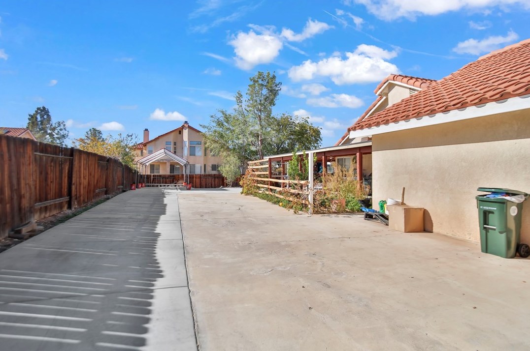 12390 Iroquois Rd, Apple Valley CA  92308-6890 exterior