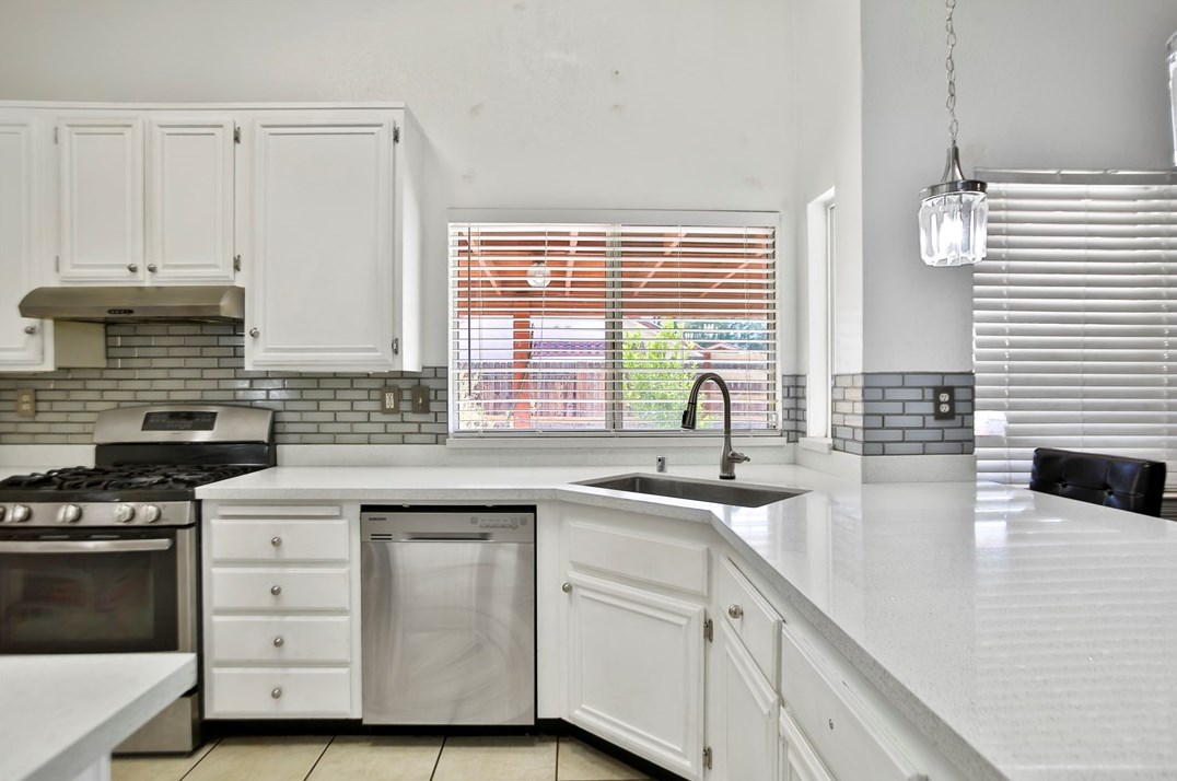 12390 Iroquois Rd, Apple Valley CA  92308-6890 exterior