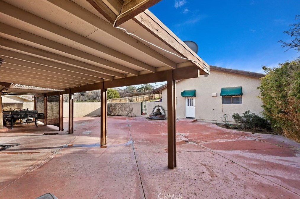 17991 Palm Dr, Hesperia CA  92345-6952 exterior