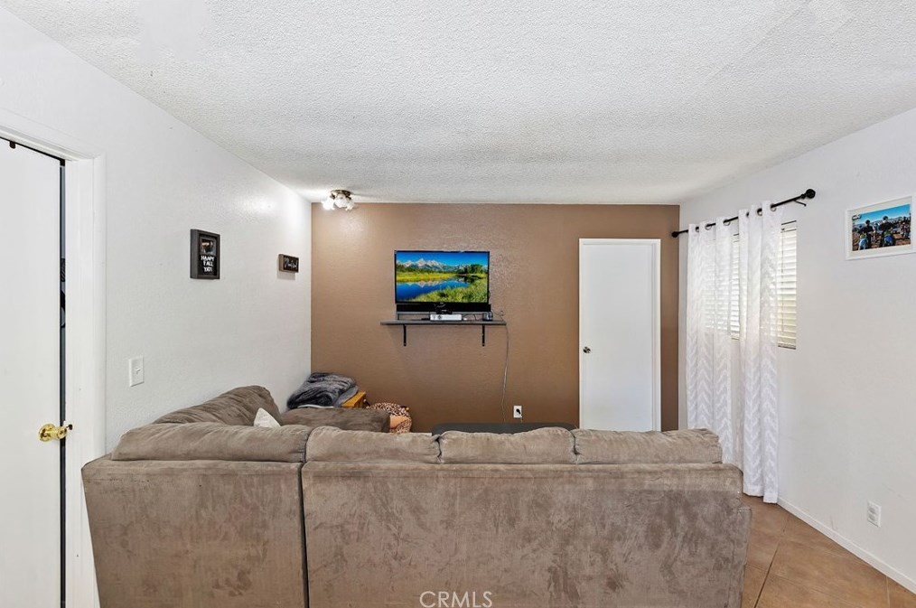 17991 Palm Dr, Hesperia CA  92345-6952 exterior