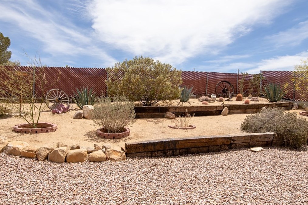 61854 Crest Circle Dr, Joshua Tree CA  92252-2654 exterior