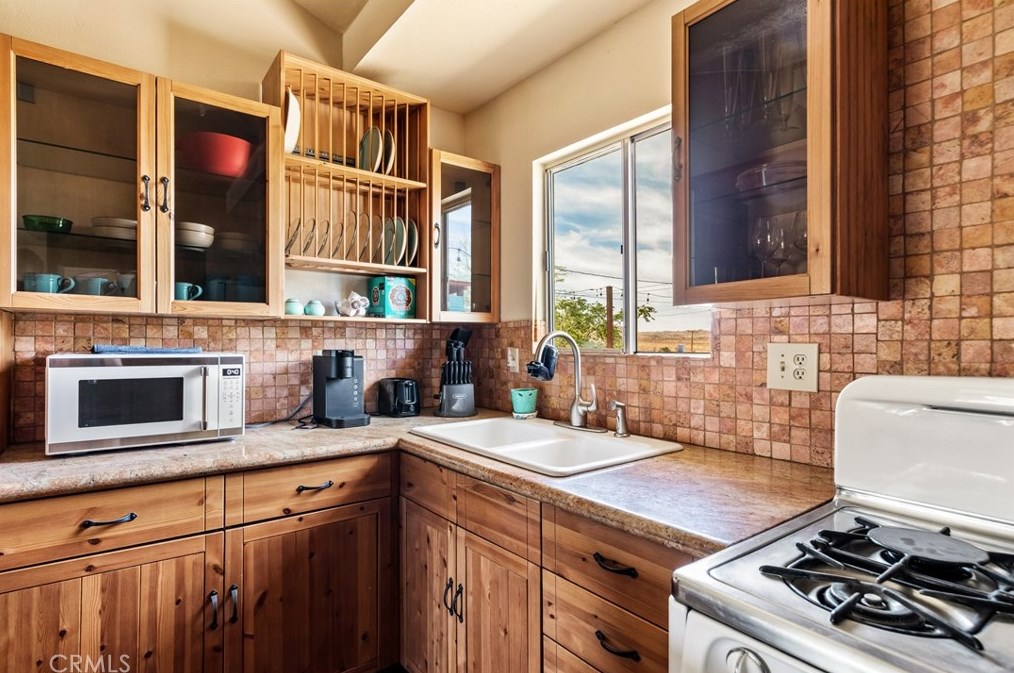 61854 Crest Circle Dr, Joshua Tree CA  92252-2654 exterior