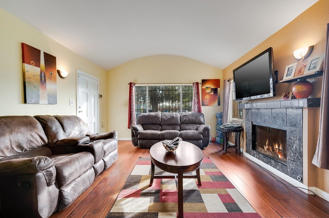 637 108th St, Los Angeles CA  90044-4342 exterior