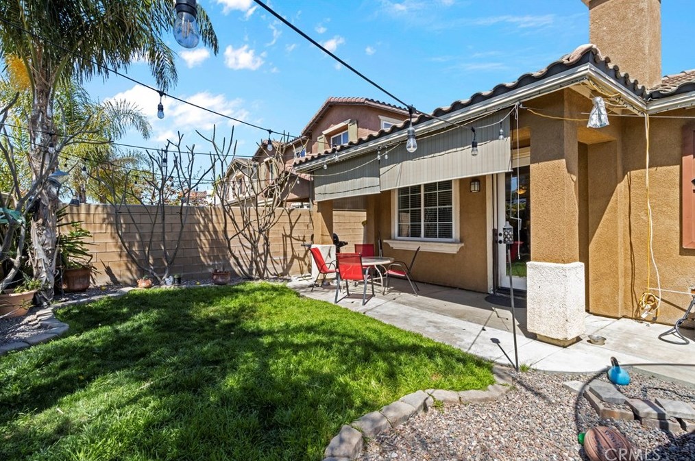 17063 Hackberry Ln, Fontana CA  92337-6885 exterior