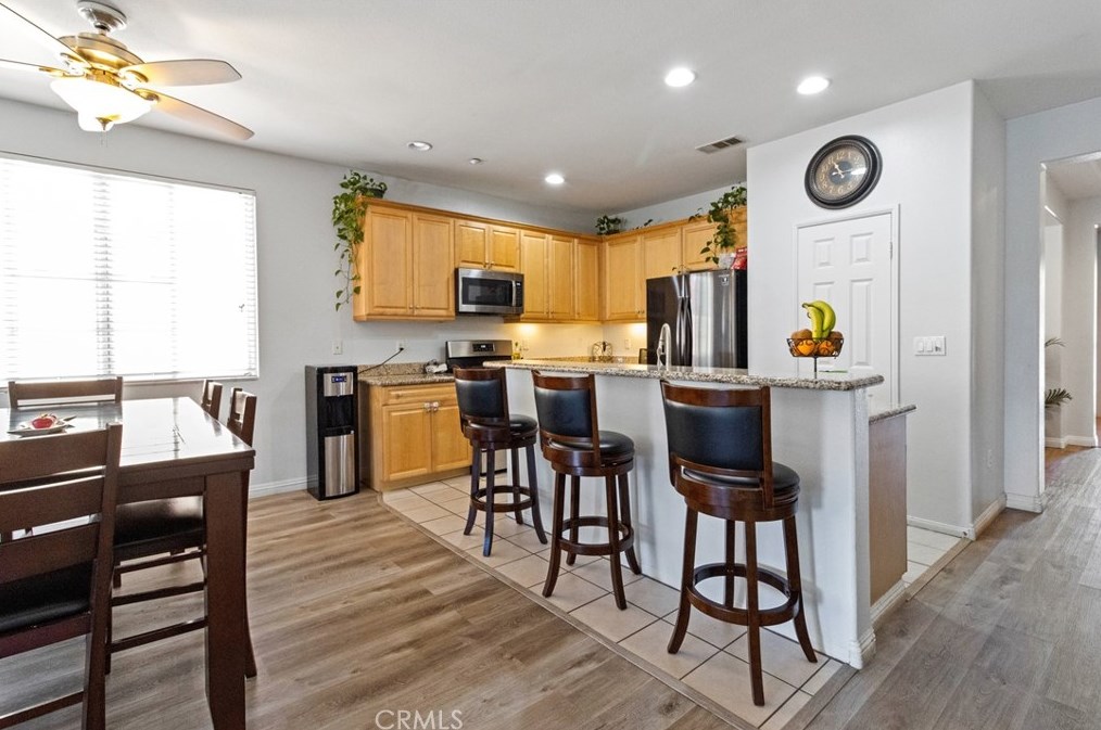 17063 Hackberry Ln, Fontana CA  92337-6885 exterior