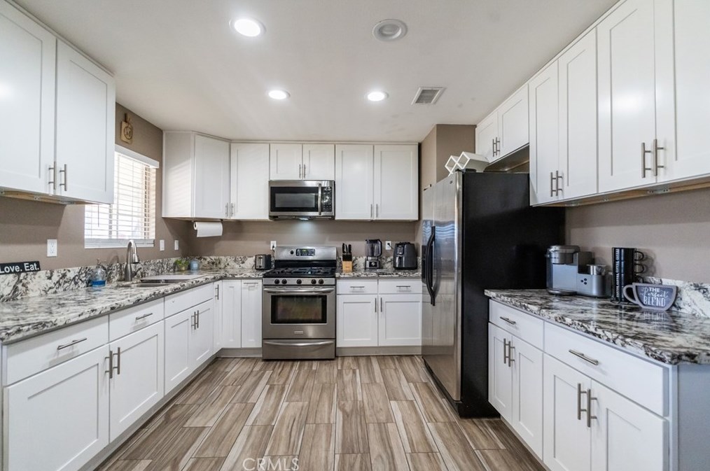 10082 5th Ave, Hesperia CA  92345-2607 exterior