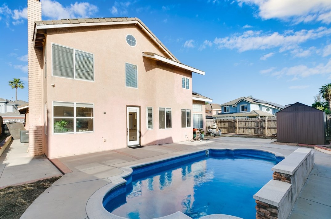 7490 Oxford Ct, Fontana CA  92336-3522 exterior