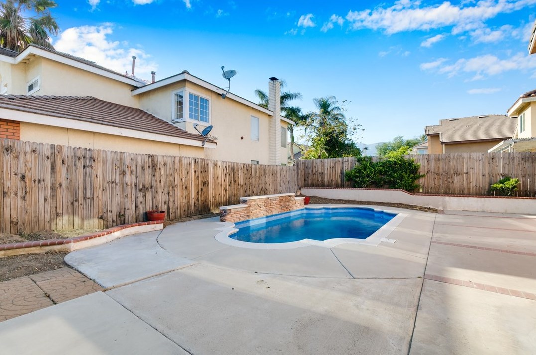 7490 Oxford Ct, Fontana CA  92336-3522 exterior