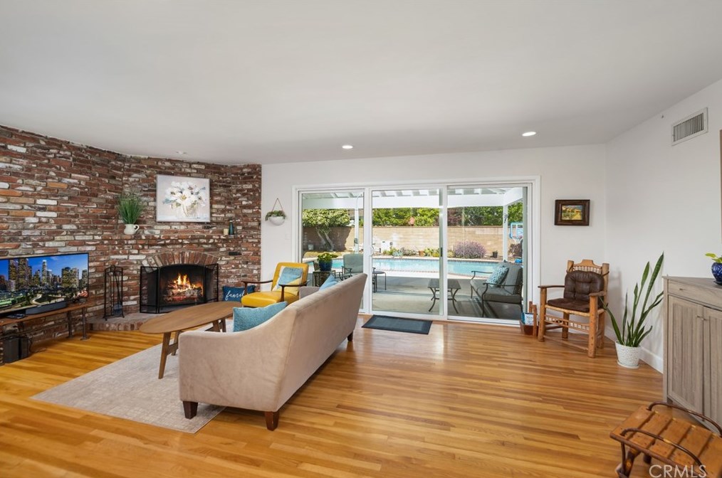 1562 Mural Dr, Claremont CA  91711-3245 exterior