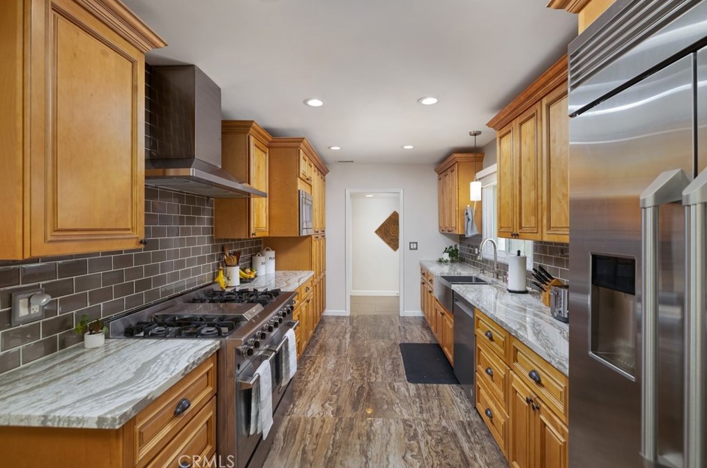 1562 Mural Dr, Claremont CA  91711-3245 exterior