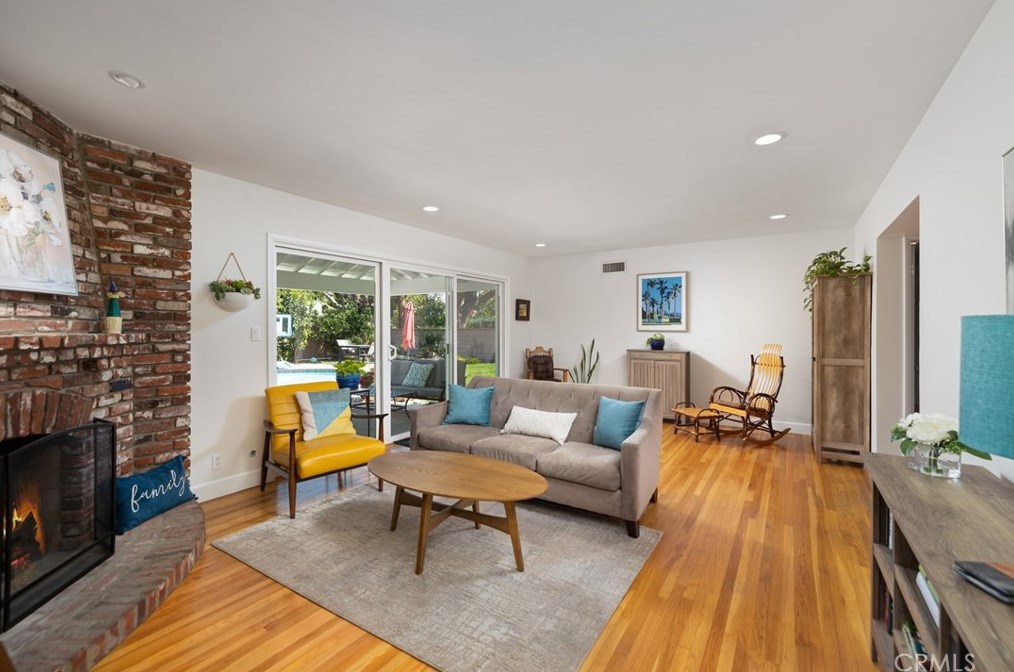 1562 Mural Dr, Claremont CA  91711-3245 exterior