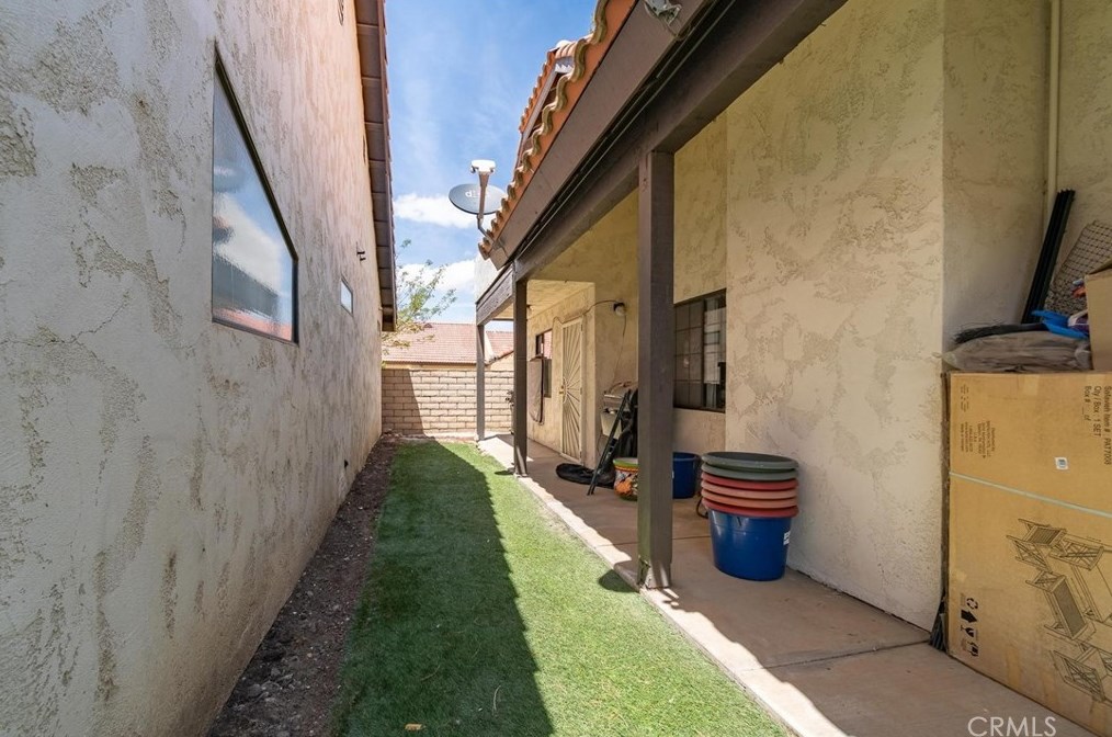 19276 Pine Way, Apple Valley CA  92308-8968 exterior