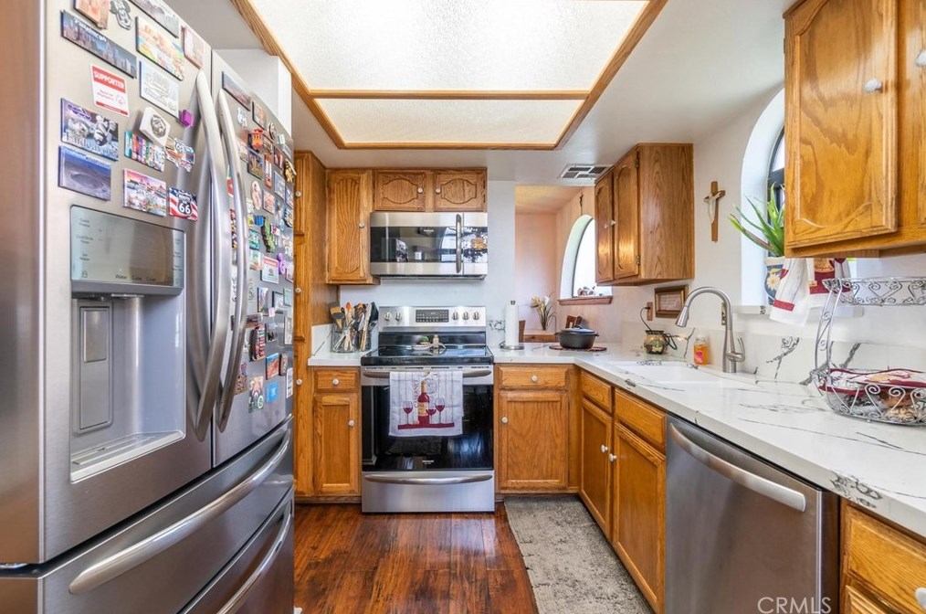 19276 Pine Way, Apple Valley CA  92308-8968 exterior