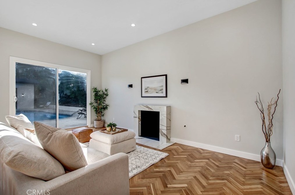 18871 Rosita St, Los Angeles CA  91356-5102 exterior