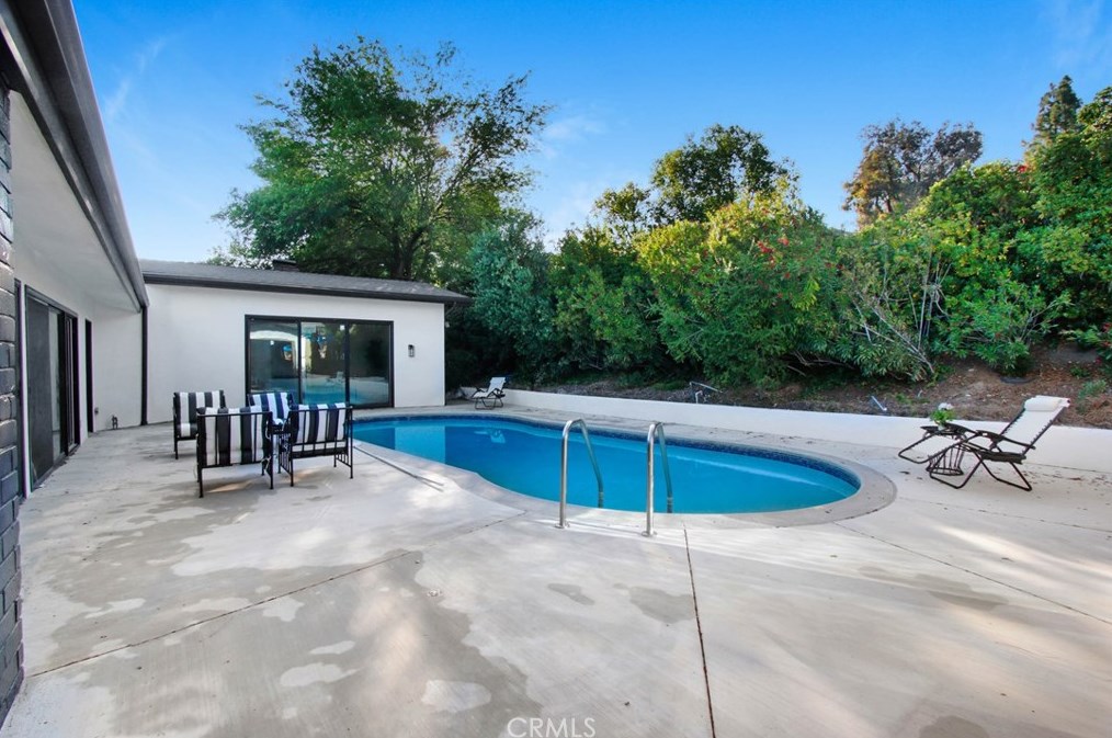 18871 Rosita St, Los Angeles CA  91356-5102 exterior