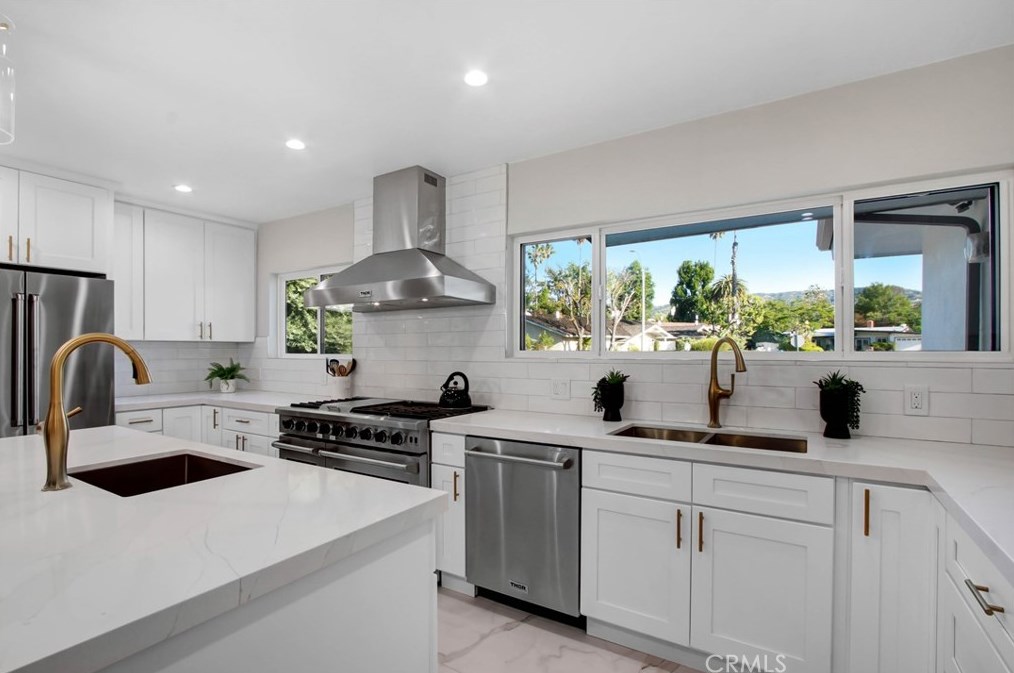 18871 Rosita St, Los Angeles CA  91356-5102 exterior