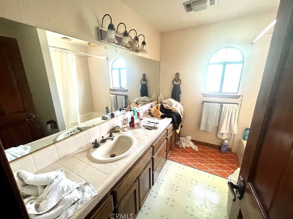 16045 Lime St, Hesperia CA  92345-4029 exterior