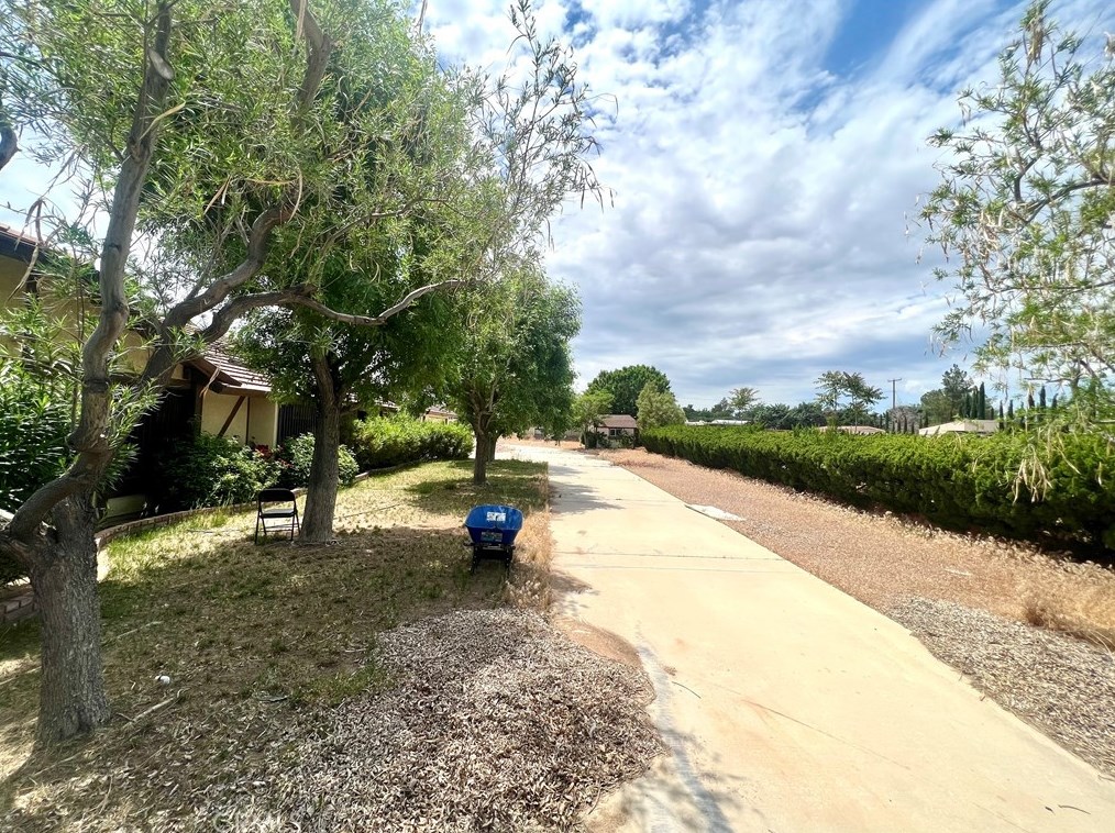 16045 Lime St, Hesperia CA  92345-4029 exterior