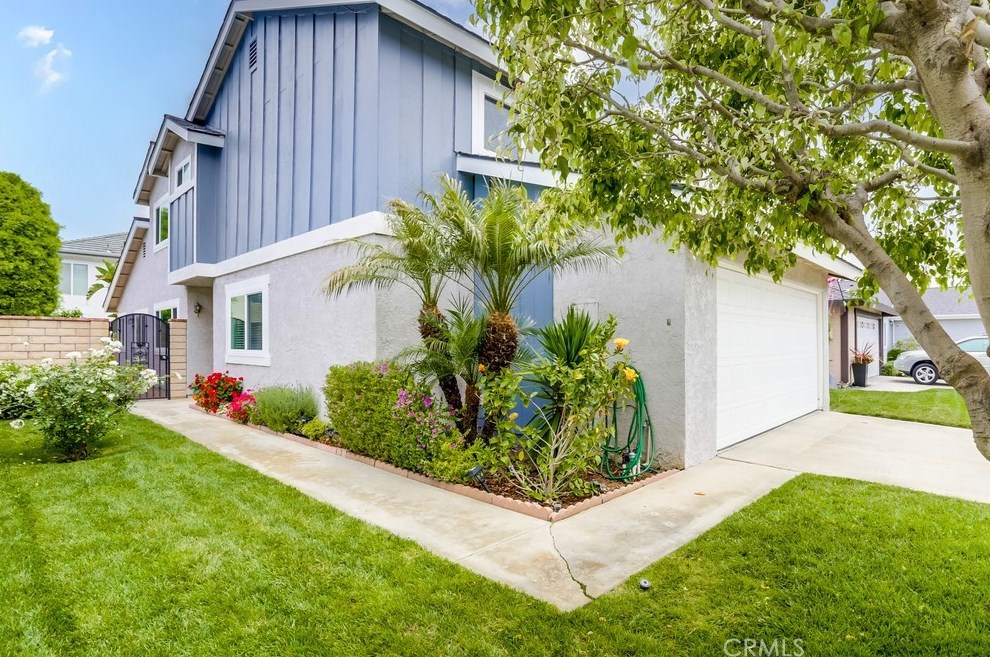 7841 Lori Dr, Huntington Beach CA  92648-1338 exterior