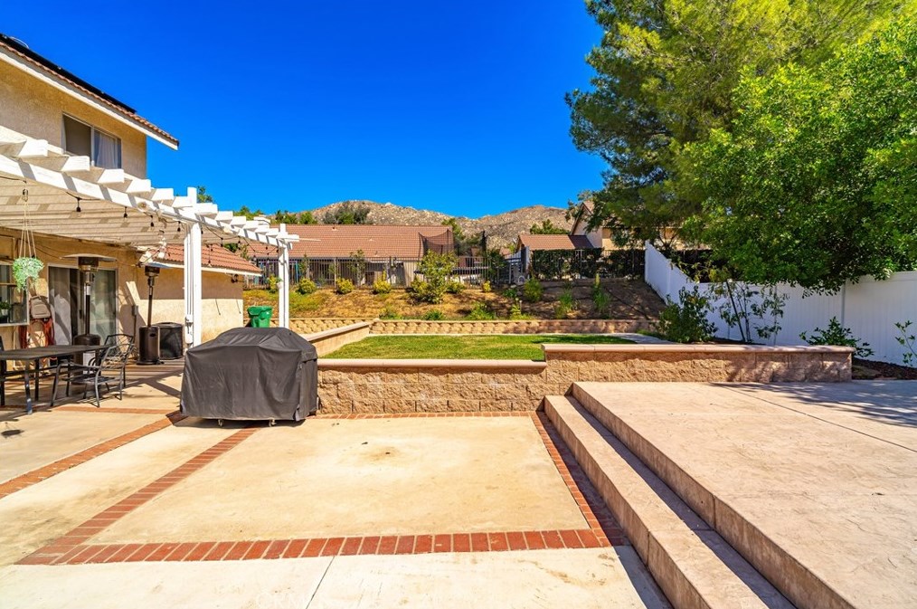 24585 Meadow Grass Way, Moreno Valley CA  92557-4129 exterior