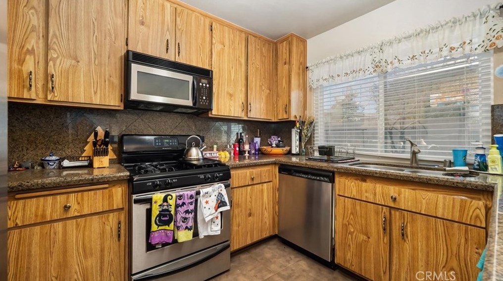 17280 Mesa Ave, Fontana CA  92336-2151 exterior