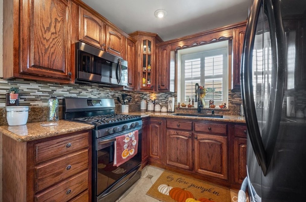 11611 Homewood Pl, Fontana CA  92337-0669 exterior