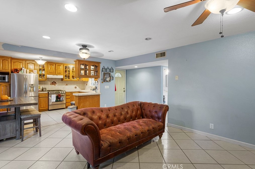 981 La Verne Ave, Pomona CA  91767-2621 exterior