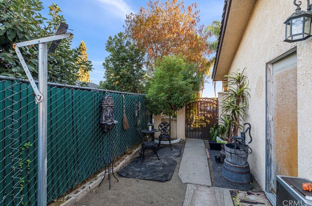 981 La Verne Ave, Pomona CA  91767-2621 exterior