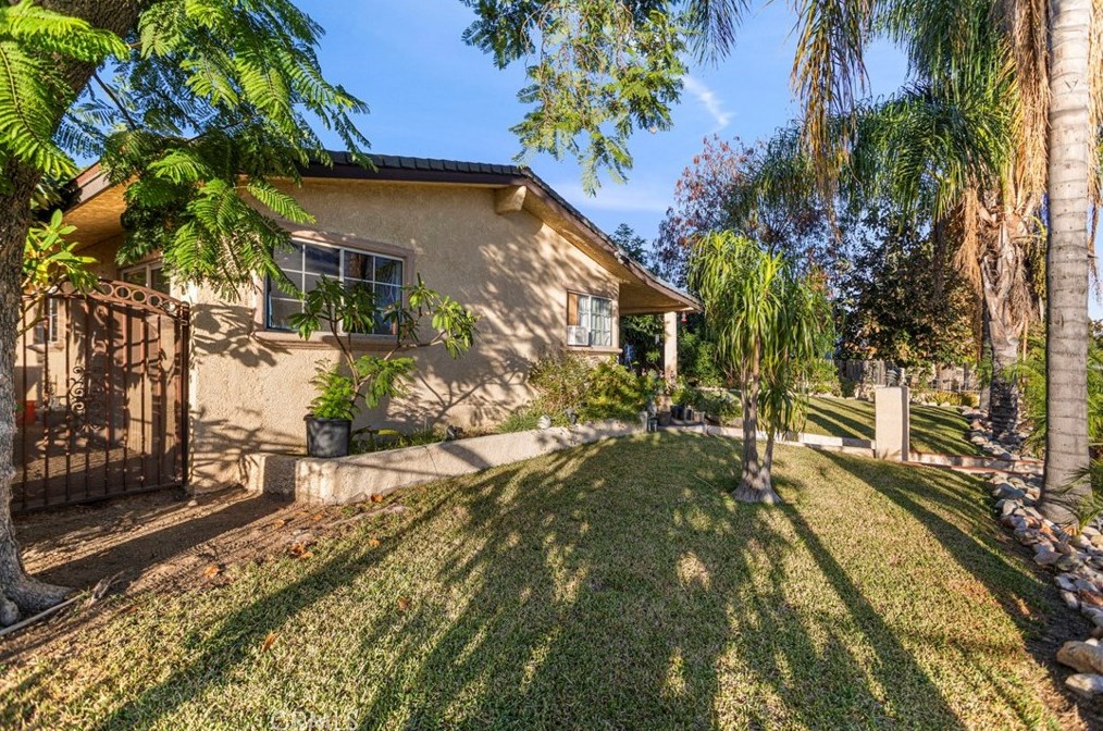 981 La Verne Ave, Pomona CA  91767-2621 exterior