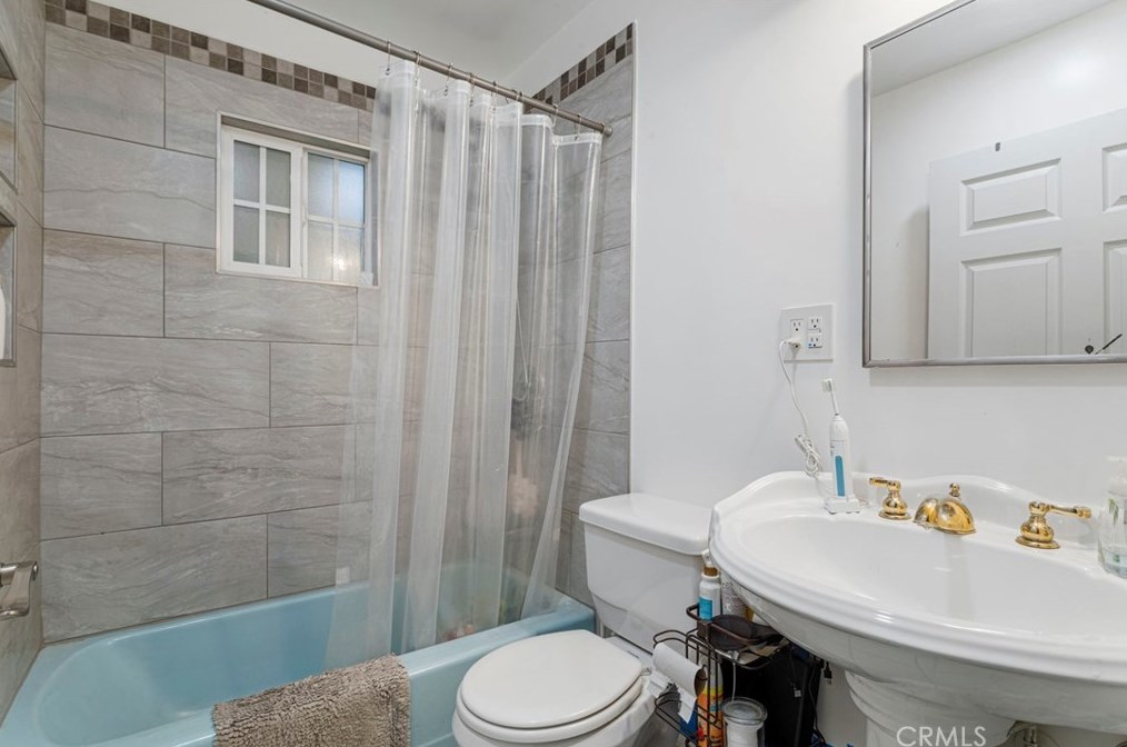 981 La Verne Ave, Pomona CA  91767-2621 exterior