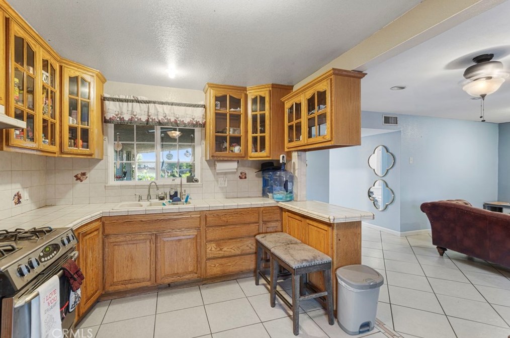 981 La Verne Ave, Pomona CA  91767-2621 exterior