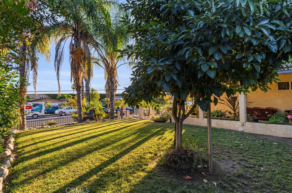 981 La Verne Ave, Pomona CA  91767-2621 exterior