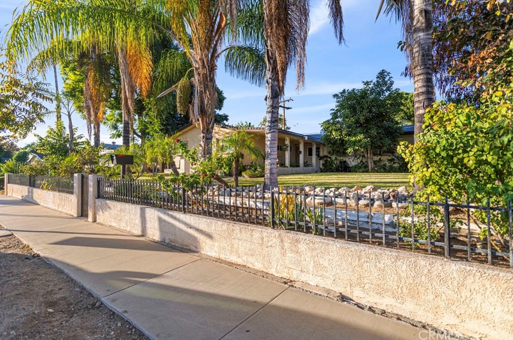 981 La Verne Ave, Pomona CA  91767-2621 exterior