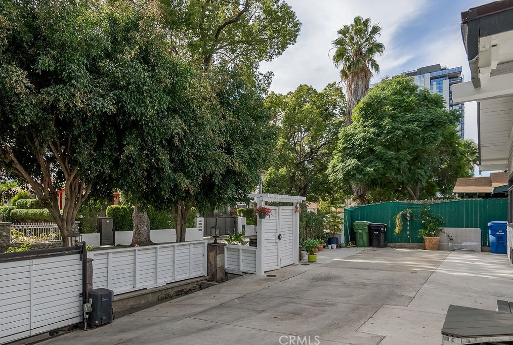 6077 Selma Ave, Los Angeles CA  90028-6414 exterior