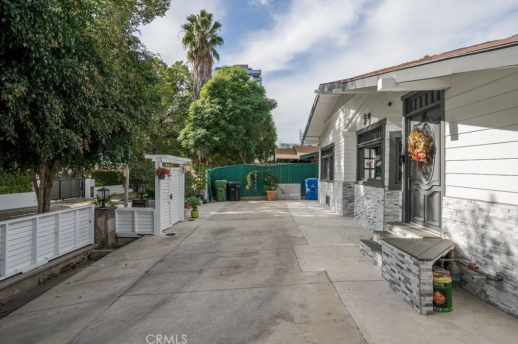 6077 Selma Ave, Los Angeles CA  90028-6414 exterior