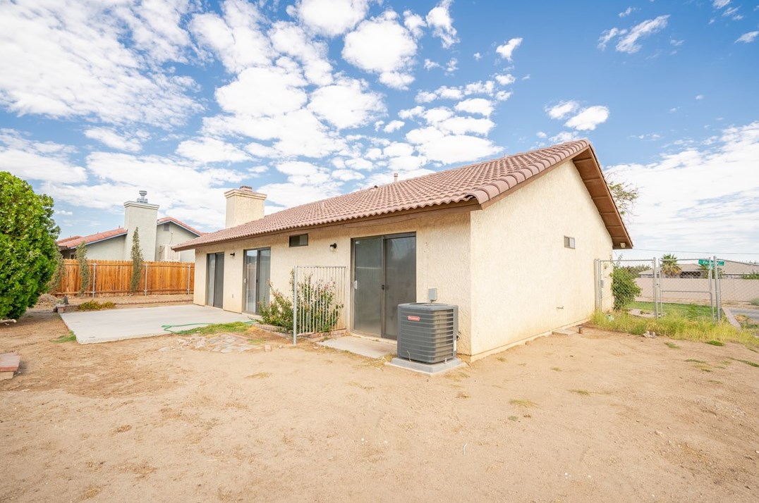 15597 Via Bahia St, Hesperia CA  92345-4424 exterior