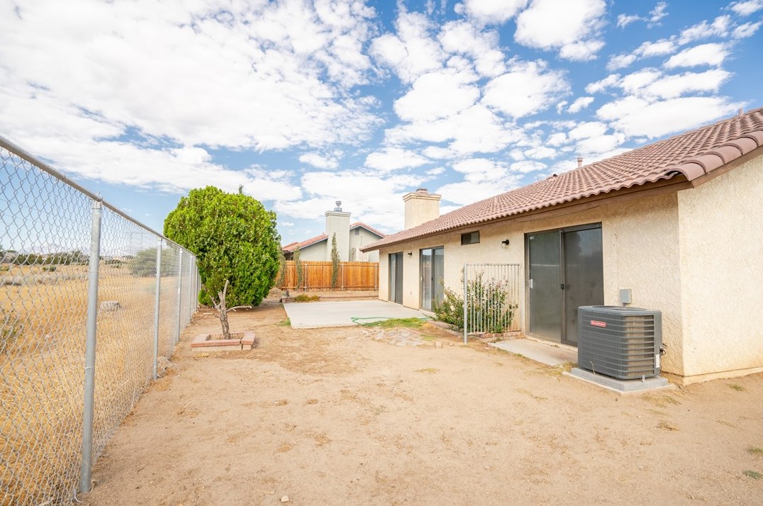 15597 Via Bahia St, Hesperia CA  92345-4424 exterior