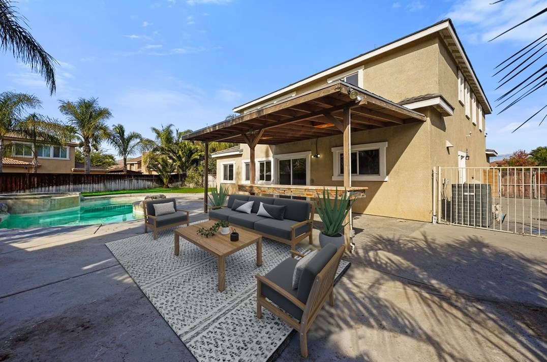 745 Conlon Dr, Hemet CA  92545-1513 exterior