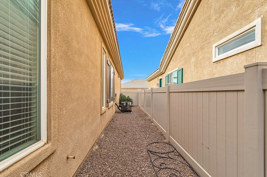 10065 Wilmington Ln, Apple Valley CA  92308-3361 exterior