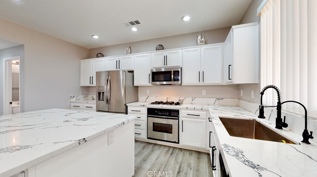 13216 Long Meadow St, Hesperia CA  92344-9266 exterior