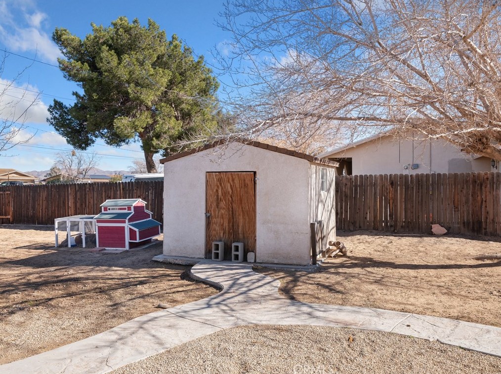 11851 Peach Ave, Hesperia CA  92345-4952 exterior
