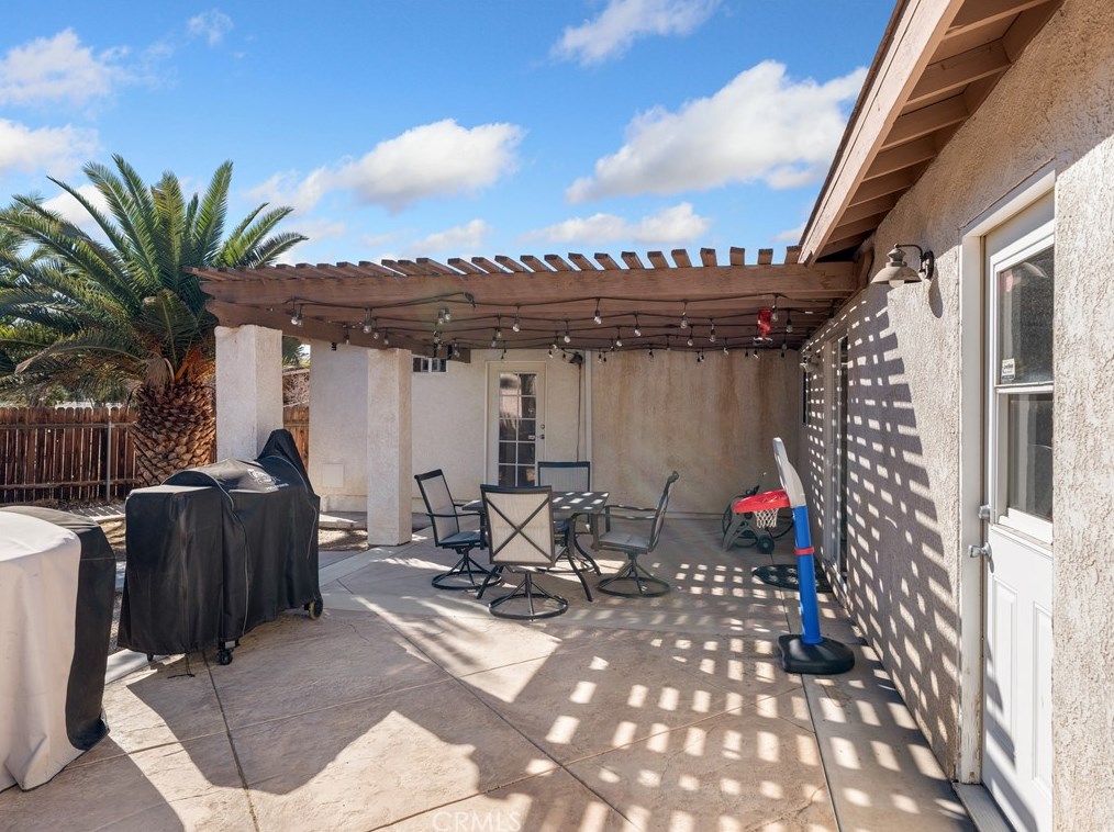 11851 Peach Ave, Hesperia CA  92345-4952 exterior