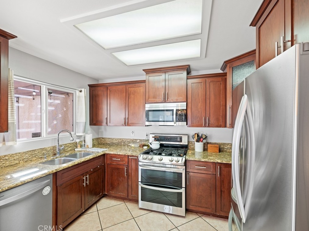11851 Peach Ave, Hesperia CA  92345-4952 exterior