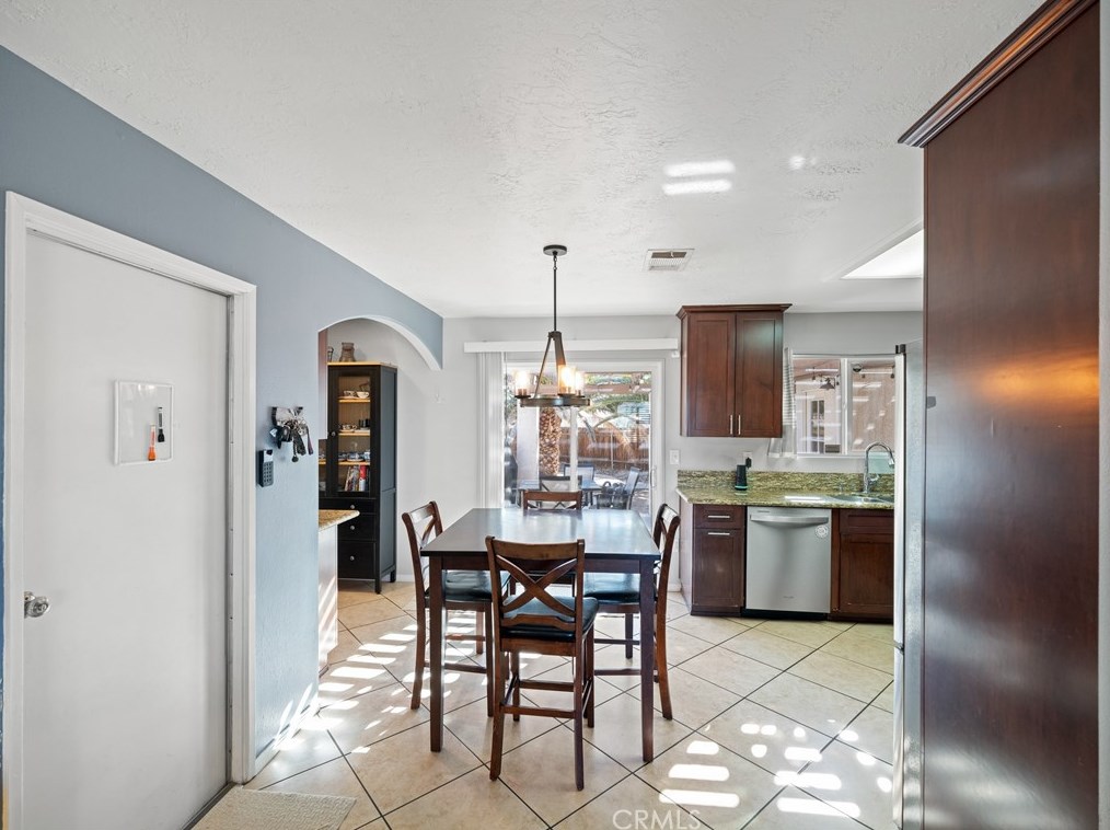 11851 Peach Ave, Hesperia CA  92345-4952 exterior
