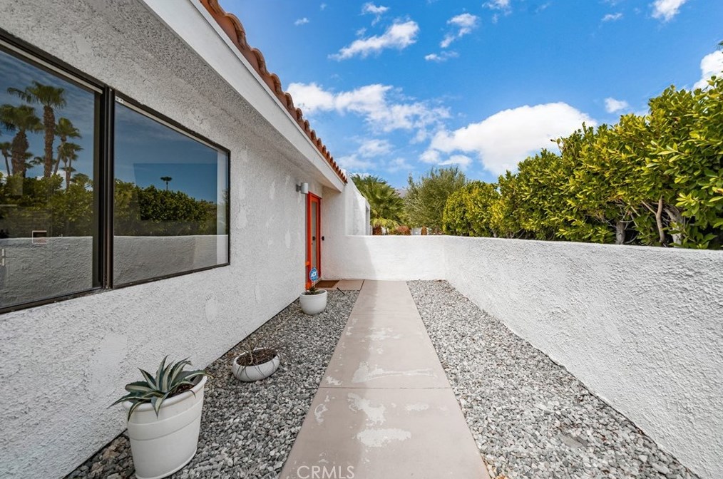 803 El Conquistador, Palm Springs CA  92262-3246 exterior