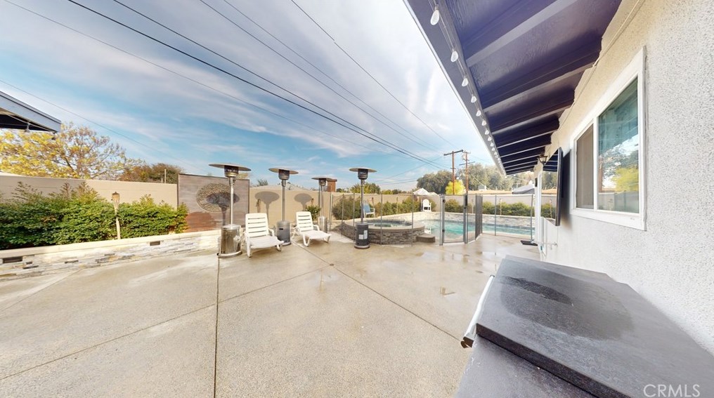 10039 Primrose Dr, Riverside CA  92503-4277 exterior