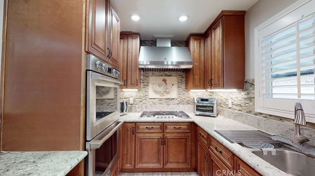 10039 Primrose Dr, Riverside CA  92503-4277 exterior