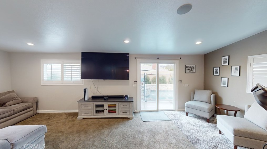 10039 Primrose Dr, Riverside CA  92503-4277 exterior
