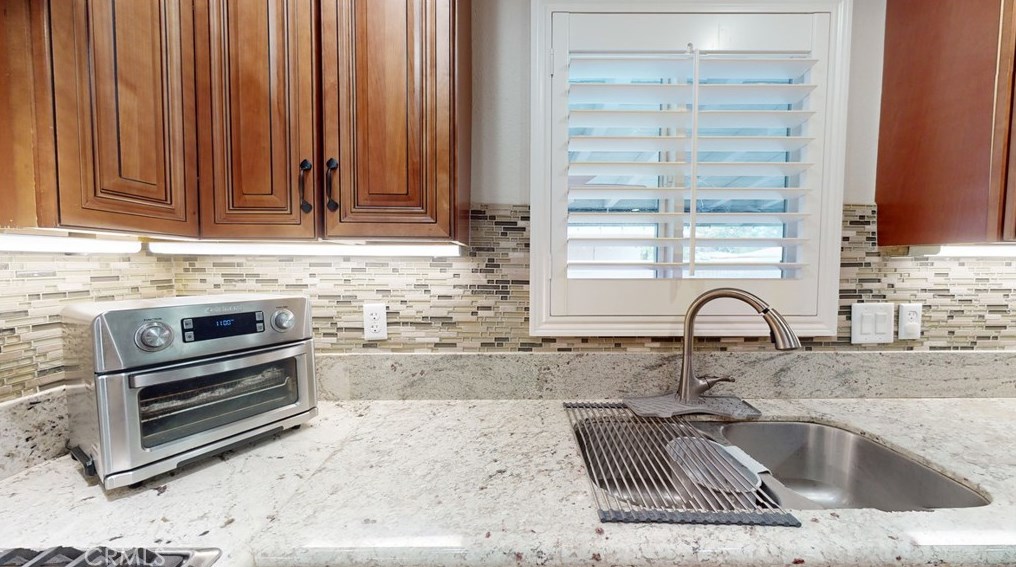 10039 Primrose Dr, Riverside CA  92503-4277 exterior